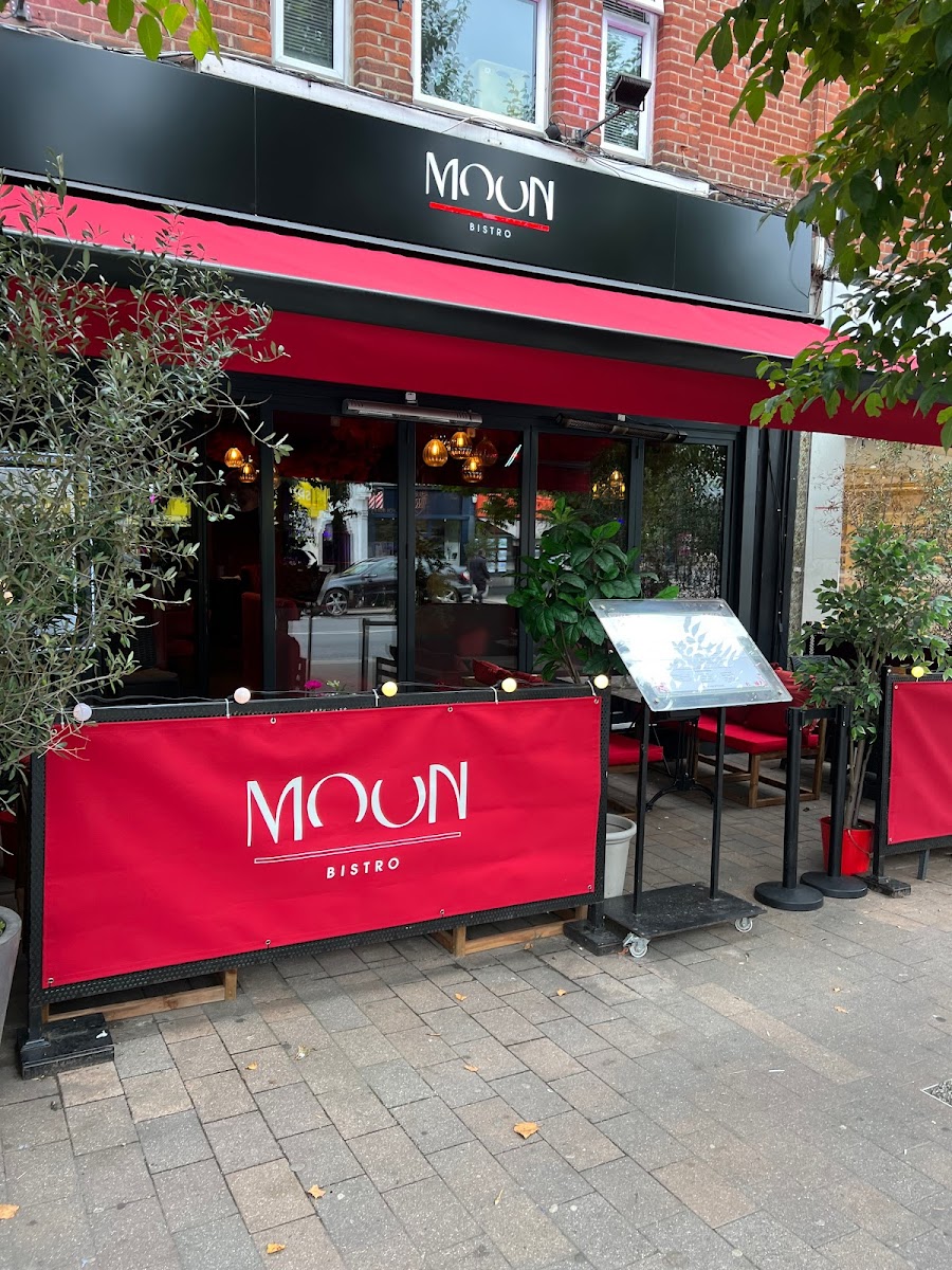 Moon Lounge Bar & Bistro